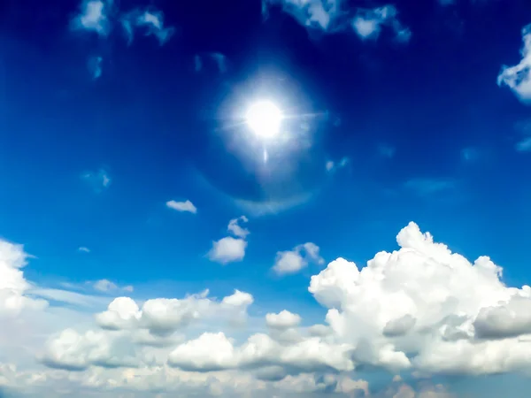 Fehér felhő a kék ég és a napsütés — Stock Fotó
