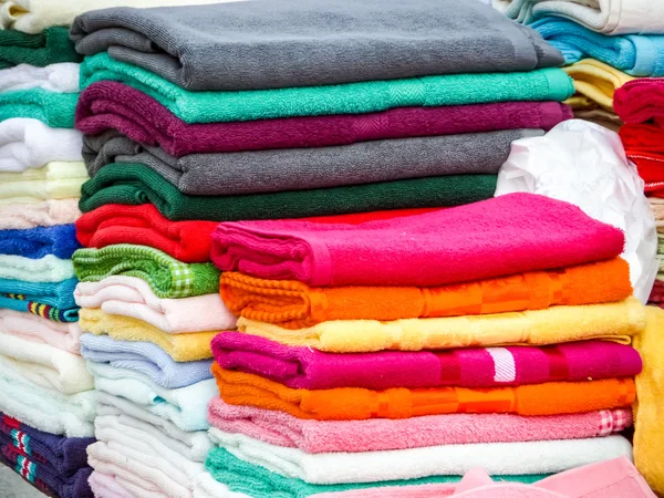 Har handdukar i massor av storlekar, stilar och färger — Stockfoto