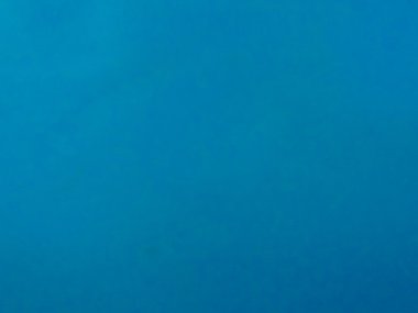 Yaz aylarında öğle anda clound mavi gökyüzü ile temizleyin