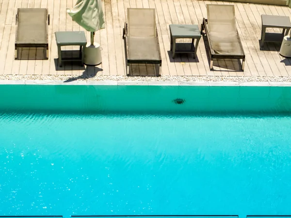 Salão de piscina e três sundeck — Fotografia de Stock