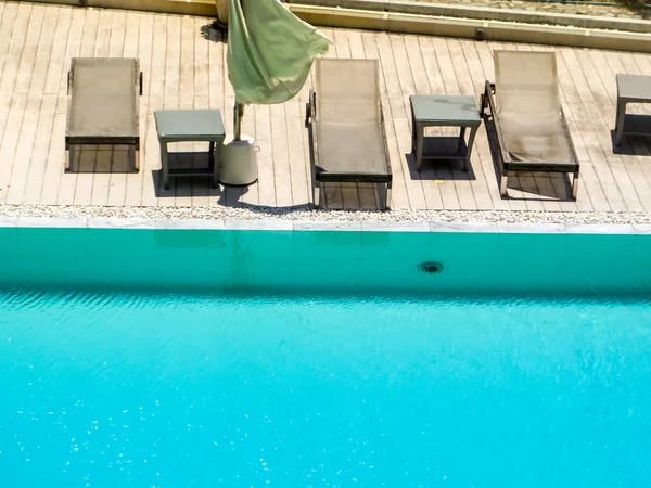 Salon piscine et trois solarium — Photo