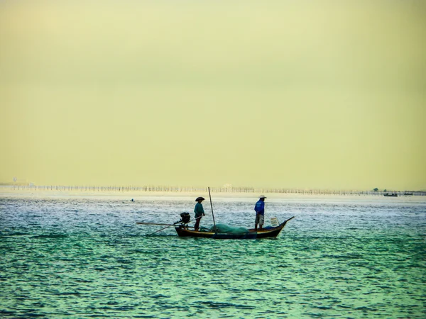 Dos pescadores en barco de pesca vienen a casa — Foto de Stock