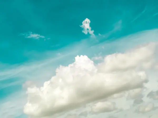 Blauer Himmel weiße Wolken Sonnenschein — Stockfoto