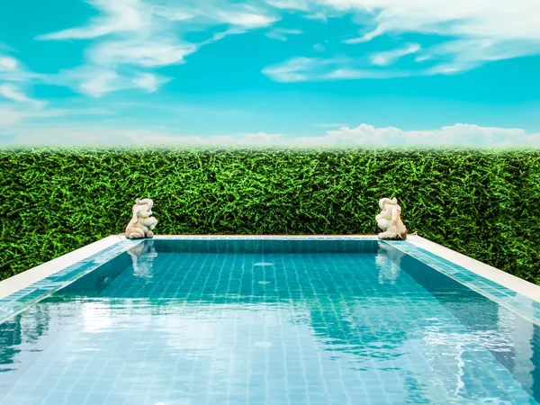 Piscina e o céu azul — Fotografia de Stock