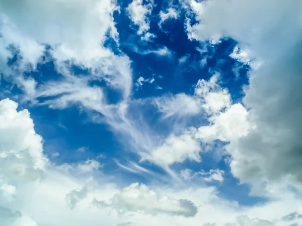 Céu azul claro e nebuloso — Fotografia de Stock