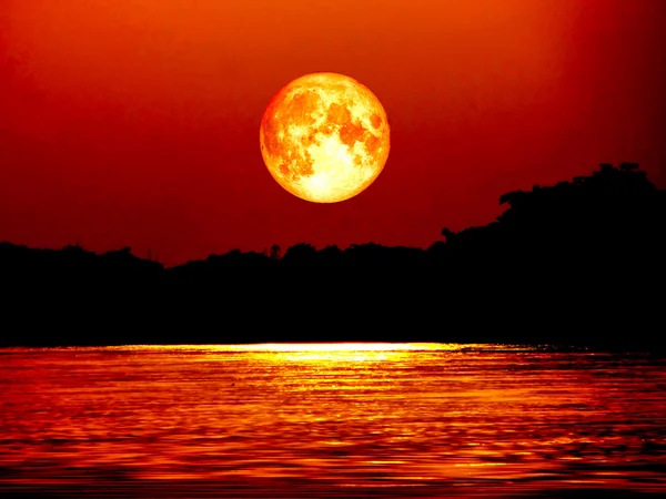 Tam kan ay ve ay ışığının Nehri