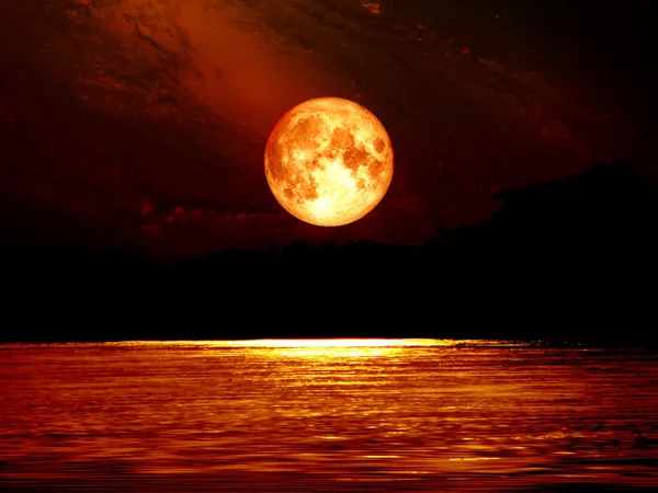 Повне небо місяця крові і місячне світло на річці — стокове фото