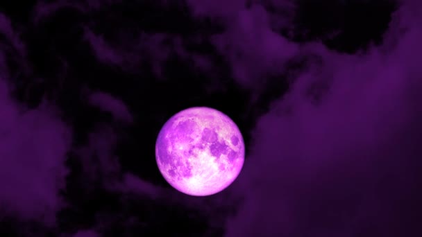Telirózsaszín hold emelkedik az éjszakai égen és narancssárga felhő halad át — Stock videók