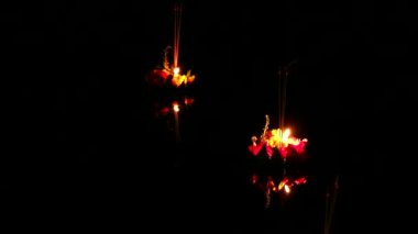 Loy Kratong Festivali göldeki suya yansıyan ışık, bazı kanıtların Buda 'nın Namtha Mahanathi Nehri kıyısındaki ayak izlerine taptığına inanılıyor.