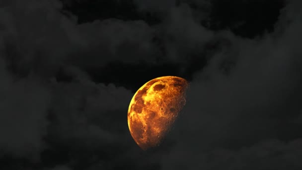 Halvmåne stiger på natthimlen och mörkgrå moln passerar — Stockvideo