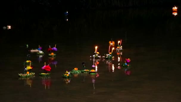 Фестиваль Лой-Кратонг віддзеркалює світло на воді в озері, деякі докази вважаються культом сліду Будди на берегах річки Намта-Маханаті. — стокове відео