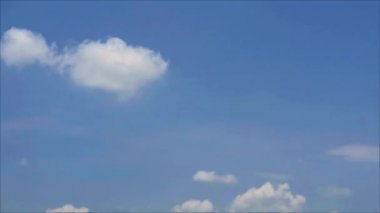 Küçük gri mavi gökyüzü beyaz bulut zamanı geçiyor kış mevsiminde