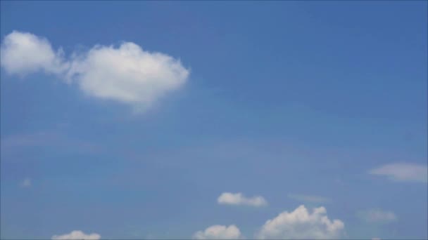 Poco gris cielo azul nube blanca lapso de tiempo en la temporada de invierno — Vídeo de stock