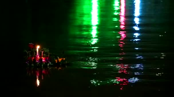 Loy Kratong Фестиваль отражения света на воде в озере, Некоторые доказательства, как полагают, поклонение след Будды на берегу реки Намта Маханати — стоковое видео
