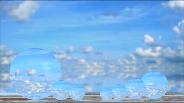 Reflejo de cielo azul y nube blanca lapso de tiempo y nubes grises suaves que se mueven sobre vidrio de bolas de cristal en piso de madera vieja — Vídeos de Stock