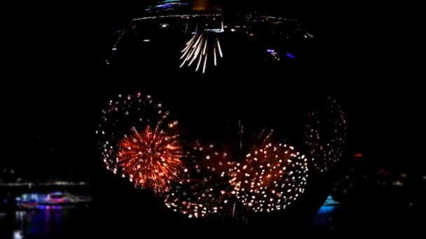 Reflexion der Stadt Pattaya in Thailand und Feuerwerk am Strand in der Bucht auf riesigen Kristallkugeln Glas und verschwimmen Restaurant schwimmend — Stockvideo