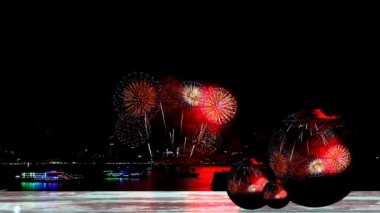 Tayland 'ın Pattaya şehrinin yansıması ve plajda eski ahşap zeminde kristal toplar üzerinde yangın çalışması.
