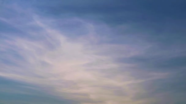 Pan gris y azul oscuro cielo blanco nube lapso de tiempo en la temporada de invierno — Vídeos de Stock