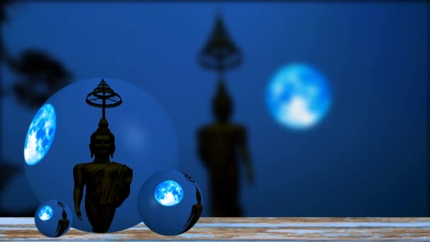 Tükröződik a kék vadász hold mozog az éjszakai égen, és sziluett buddha a kristálygömb üveg — Stock videók