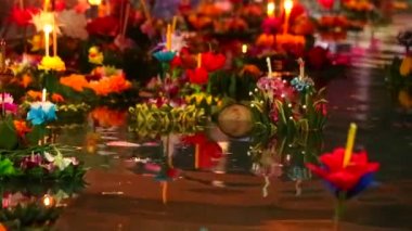 Loy Kratong Festivali göldeki suya yansıyan ışık, bazı kanıtların Buda 'nın Namtha Mahanathi Nehri kıyısındaki ayak izlerine taptığına inanılıyor.