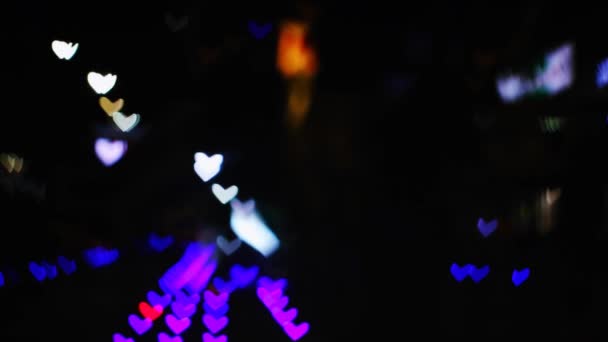 Bulanık maganta şekilli kalpler yerde güzel bir gece ışığı güzel bir günde — Stok video