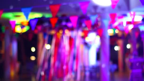 Homályos szalagok és triangel színes zászlók éjszakai fények party luxus medence oldalán — Stock videók