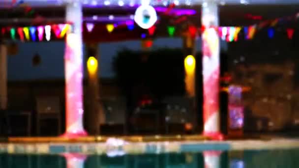Reflection Homályos és bokeh tánc kék fények party luxus medence oldalán — Stock videók
