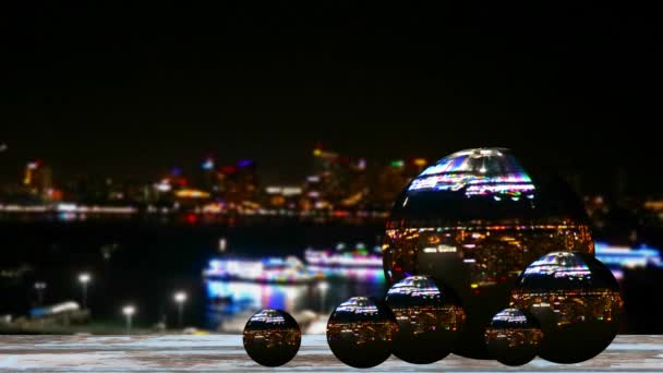 Tükröződik Ball üveg a régi fa padló homályos fény az éjszaka az étterem a sétahajó parkol a tengeren — Stock videók