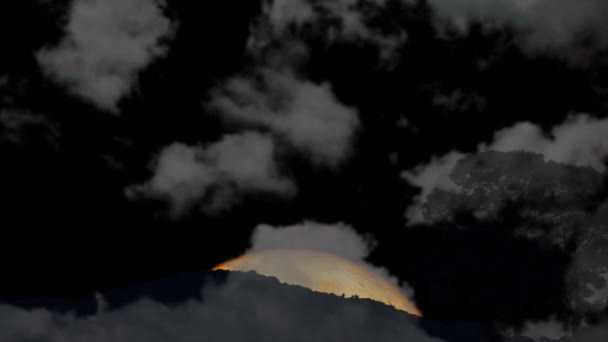 Super fullblod månen stiga tillbaka mörkt moln på natthimlen tiden förfaller — Stockvideo