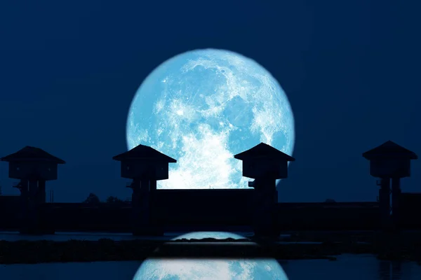 Reflectie Super Blauwe Maan Silhouet Dam Aan Donkere Nachtelijke Hemel — Stockfoto