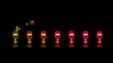 Renkli küçük şampanya kadehleri neon ışıklı elementler komik dans eden döngü yansıması ve siyah ekranda gökkuşağı şarabı yiyen iki kelebek.