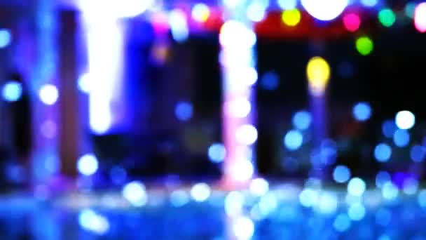 Blurred e bokeh dançando luzes azuis de festa no lado da piscina de luxo — Vídeo de Stock