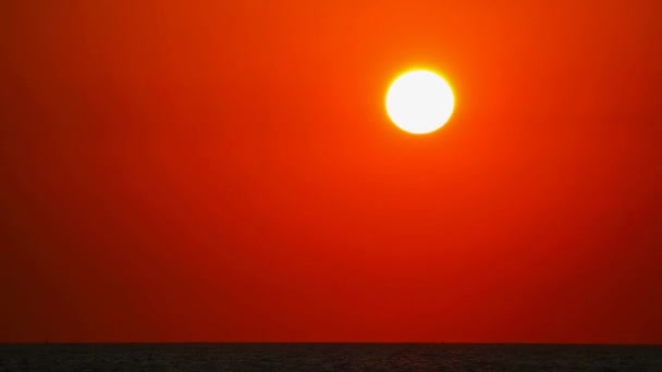 Zachód słońca czerwone niebo w dół powrotem ciemna chmura porusza się nad czasem oceanu upływu — Wideo stockowe