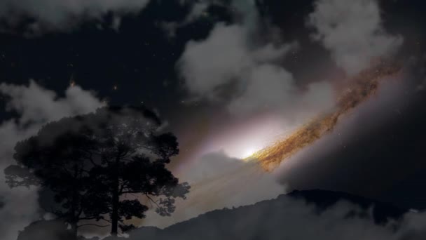 Vista dolly de la galaxia volviendo silueta montaña y enorme árbol con nube oscura en el cielo nocturno lapso de tiempo — Vídeo de stock