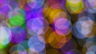 Noel ve Yeni Yıl bulanıklığı ve Bokeh renkli gece ışığı alışveriş merkezi ve restoran bahçesinde