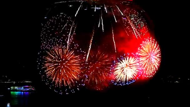 帕塔亚泰兰市模糊的倒影和海湾海滩上巨大水晶球玻璃上的火势 — 图库视频影像