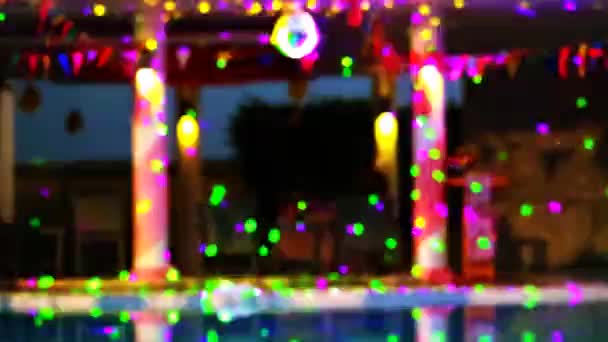 Homályos és bokeh tánc színes fények party a luxus medence oldalán — Stock videók