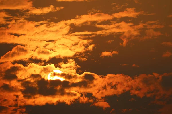 Schöner Sonnenuntergang Rot Orange Gelb Silhouette Dunkler Himmel Rücken Auf — Stockfoto