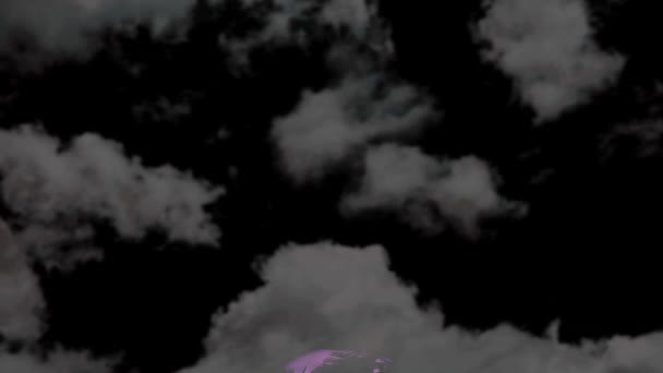 満月の夜の空の時間の経過で暗い雲とココナッツの木に戻る上昇紫色の月 — ストック動画