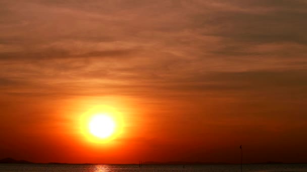 Puesta de sol en el cielo y reflejo de la luz del sol con poco en la superficie del mar — Vídeo de stock