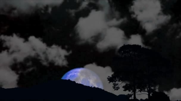 Super koude blauwe maan stijgen terug silhouet berg en boom met donkere wolken op de nacht hemel tijd verval — Stockvideo
