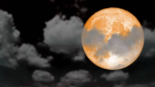 Super Luna Fredda Sorgere Indietro Sfocatura Nube Scura Sul Cielo — Foto Stock