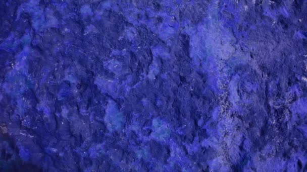 4K gota de lluvia sobre el daño duro pesado superficie de piedra de granito violeta de la cueva para el fondo de pantalla interior — Vídeo de stock