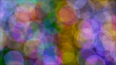 Noel ve Yeni Yıl bulanıklığı ve Bokeh renkli gece ışığı alışveriş merkezi ve restoran bahçesinde