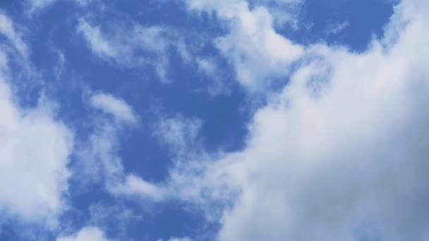 Czyste piękne jasne błękitne niebo biały stos chmura w zimie upływu czasu — Wideo stockowe