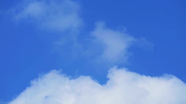 Чистое красивое чистое голубое небо белое облако время истекает — стоковое видео