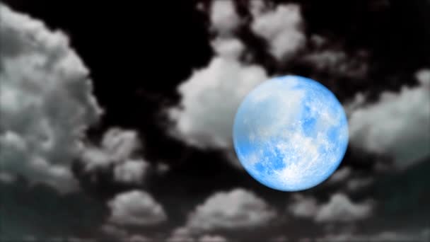 Супер полная голубая луна восходит снова темное облако на ночном небе — стоковое видео