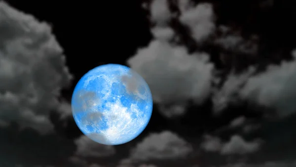 Super Koude Blauwe Maan Stijgen Terug Wazig Donkere Wolk Aan — Stockfoto