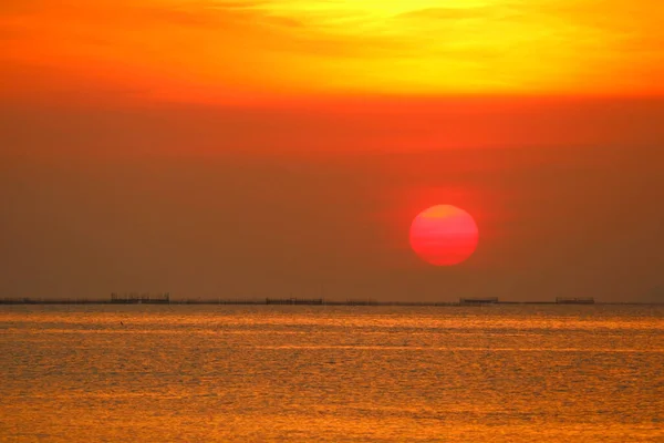 Закат Вечером Темно Оранжевое Облако Небе Над Морем — стоковое фото