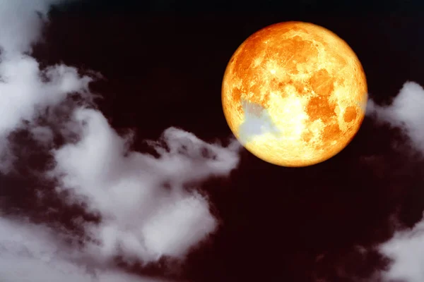 Luna Llena Sangre Maíz Silueta Gris Blanca Cielo Nuboso Cielo —  Fotos de Stock